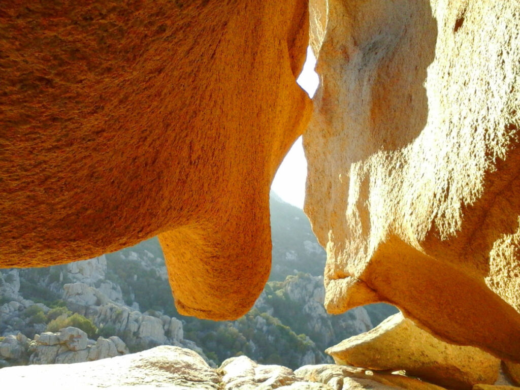 Zwei sich gegenüberstehende Granitformationen mit weiter Aussicht in die Hügellandschaft.