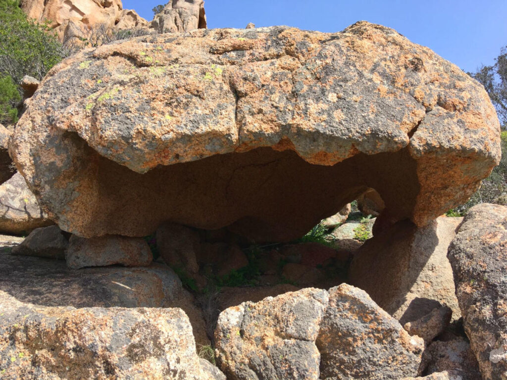 Natürlicher Felsüberhang aus Granit in der stillen Landschaft des Retreatplatzes.