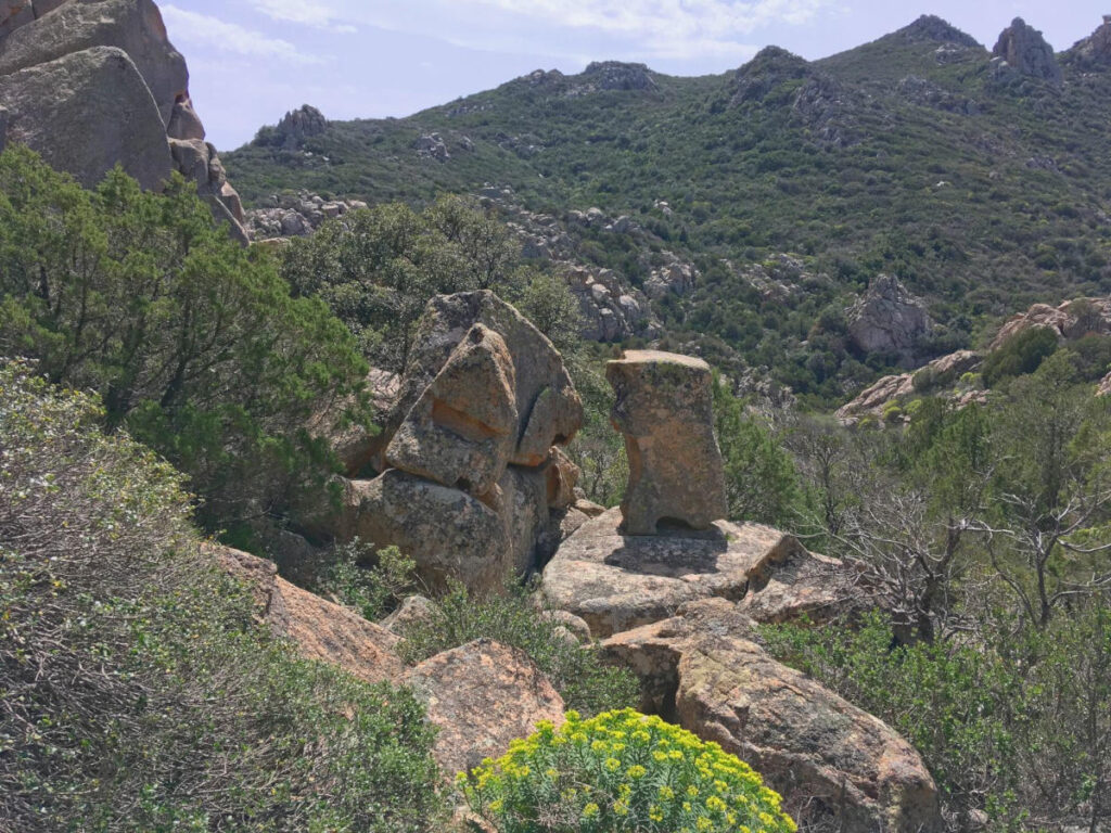 Naturbelassene Hügel- und Felsenlandschaft in ruhiger Umgebung des Retreatplatzes.