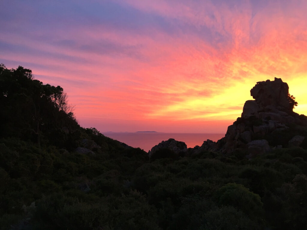 Sonnenuntergang über den Felsen des Naturtempel Eden mit weitem Blick zum Meer.